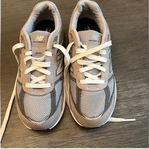 NWOT New Balance 990 V5